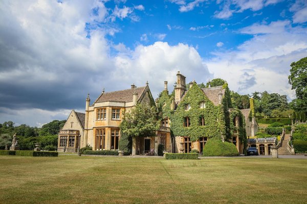 How to manage and finance the restoration of historic UK properties?